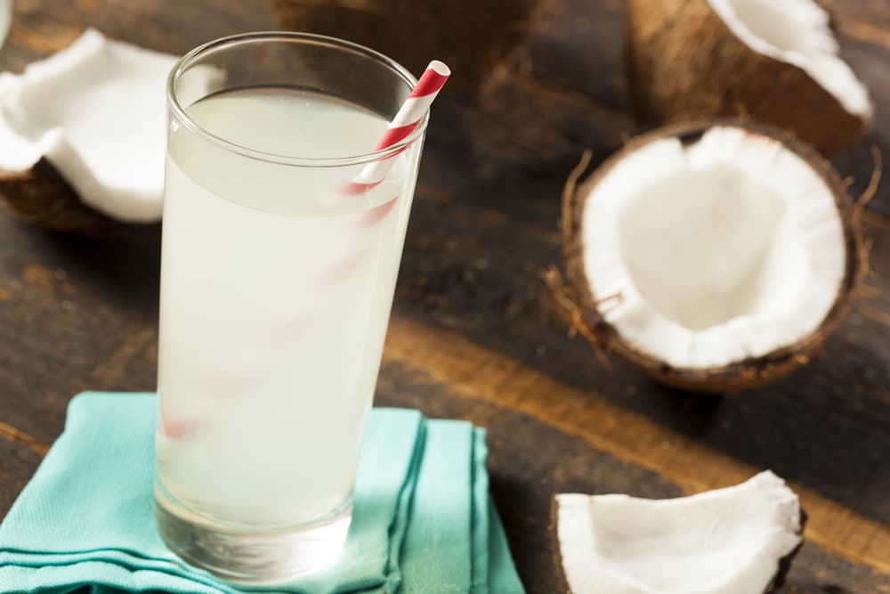 Y lo mejor de todo es que no sólo puedes utilizar el agua de coco en el pelo para mejorar su aspecto, sino que puedes beberla y así también mantener tu cuerpo hidratado y lucir una piel radiante.