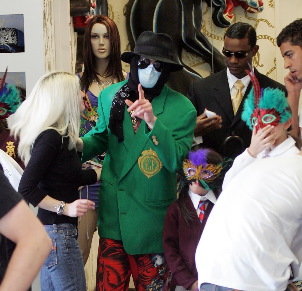 Aquí, Blanket de nueve años con su papá en The Wall Antiques and Ed Hardy, en Hollywood.