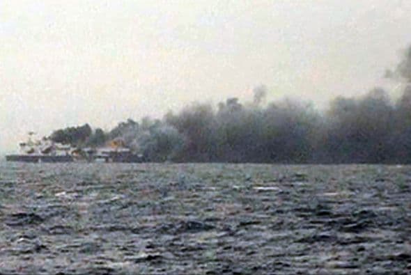 Un ferry se incendió esta madrugada entre las costas de Grecia e Italia, con 478 personas a bordo. (Imagen de Skai TV).