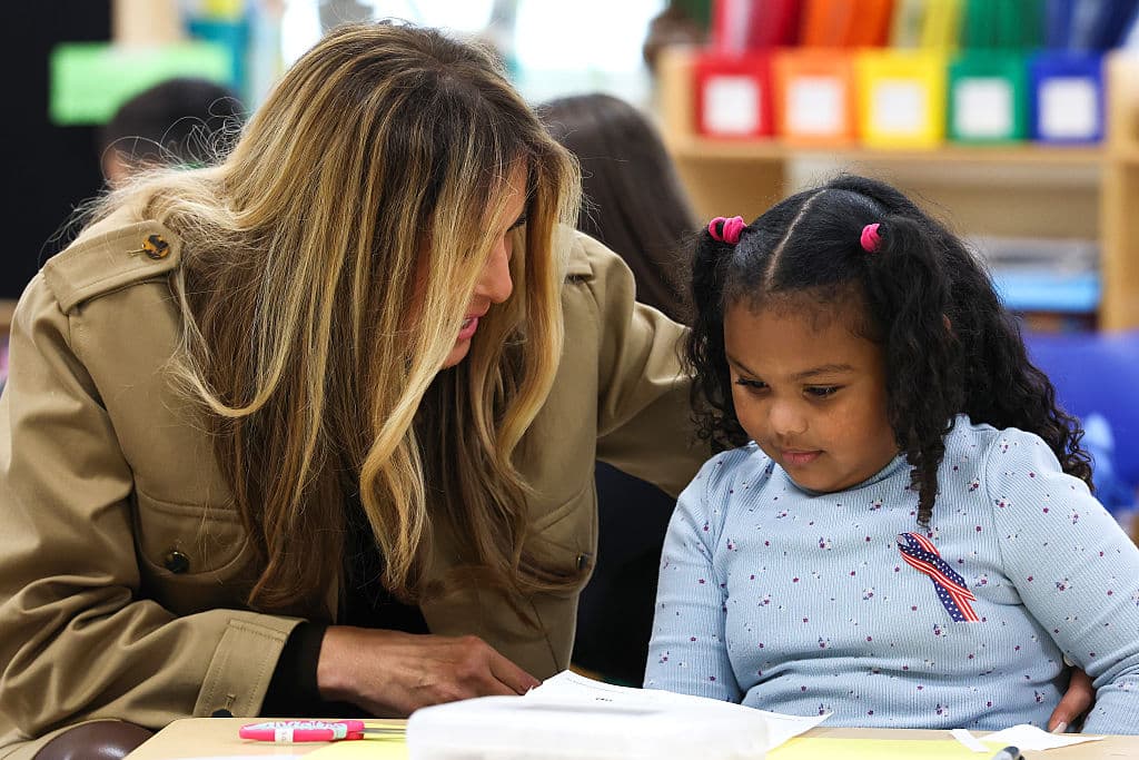 La insignia que tiene la pequeña en su camisa significa que uno de sus padres está sirviendo lejos de casa.