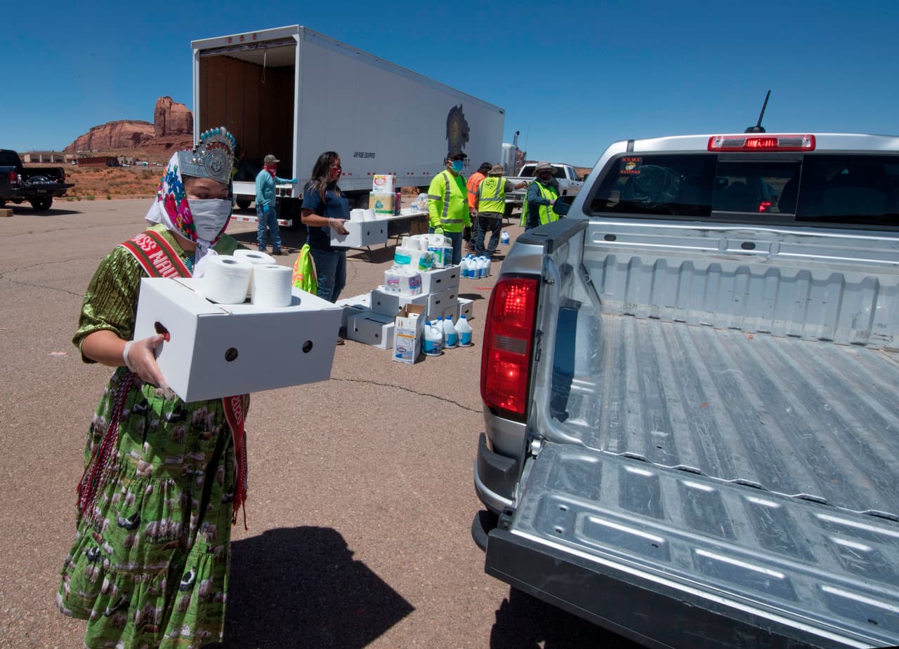 Miss Navajo Nation Shaandiin Parrish entrega alimentos y artículos para el hogar a familias necesitadas fuera del Monument Valley Tribal Park, que ha sido cerrado debido a la pandemia de Covid-19 en Arizona.