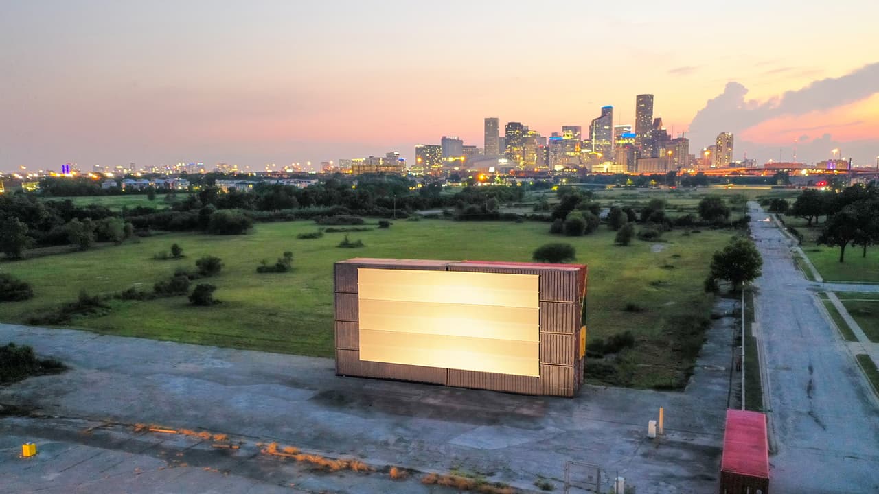 Llega a Houston un nuevo concepto de autocinema sin contacto físico en medio de la pandemia
