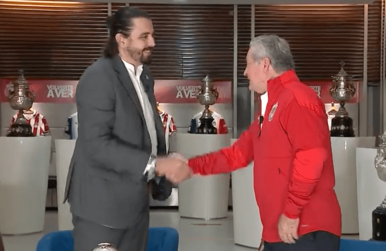 Amaury Vergara a Vucetich en su presentación con Chivas: “ Confiamos en ti”
