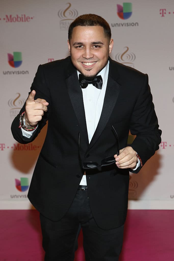 DJ Chino se divierte "regañando" al camarógrafo que le saca una foto divertida y salida del protocolo: Premio Lo Nuestro de 2015.