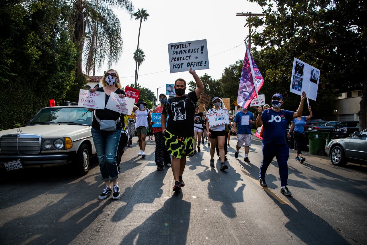 A unas 6 millas de distancia en Atwater Village, más manifestantes se manifestaron por la misma razón: salvar el día de acción de la oficina de correos: acción tomada en todo el país.
<br>