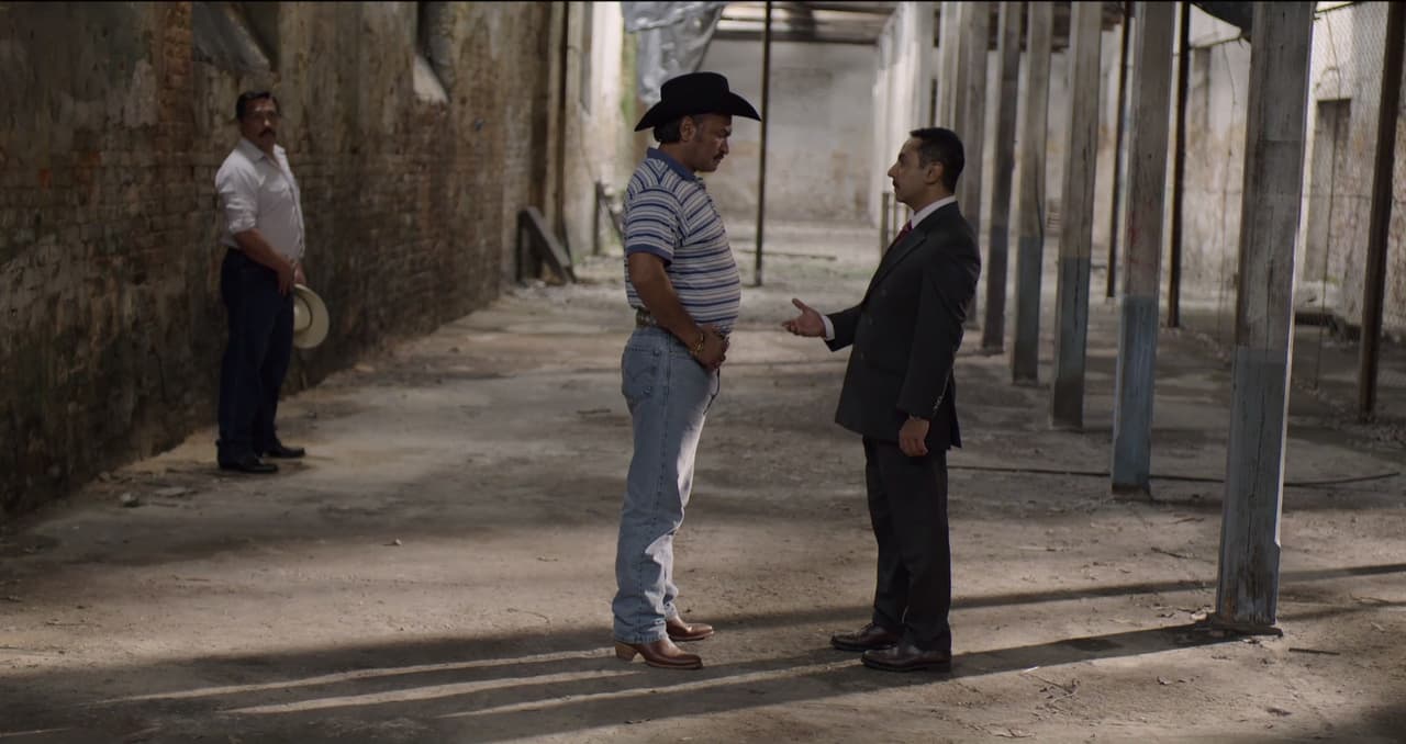 ‘
<b><a href="http://www.univision.com/series/el-chapo/humberto-busto-is-don-sol-in-el-chapo" target="_blank">Don Sol</a></b>’ is apparently still obssessed and wants to be on the winning side to get more power.