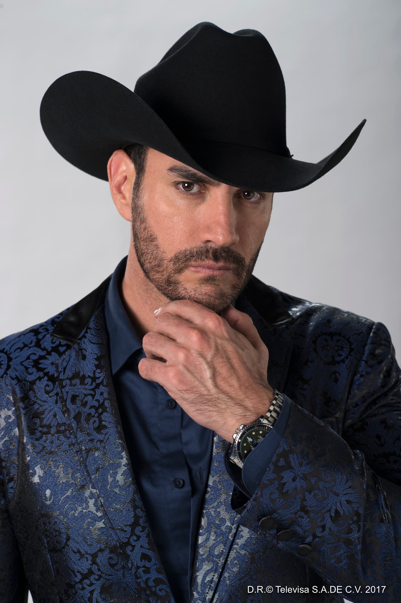 La actriz tiene 52 años y 
<b><a href="http://www.univision.com/temas/david-zepeda">David</a></b> es un galán madurito de 43 años, por lo que esta relación de madre e hijo no es muy posible que se dé en la vida real.