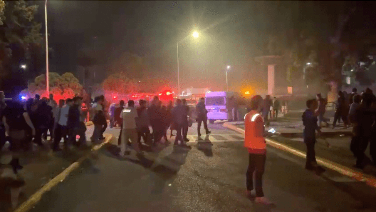 Según medios de Piedras Negras, desde hace semanas en el patio central del edificio se ha mantenido a más de 100 personas , entre mujeres, hombres y niños, ademas de otro centenar en las instalaciones del INM en espera de ser deportados, mismos que han reclamado el hacinamiento y muchos días de espera.