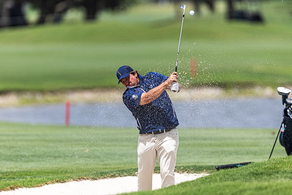 El gobernador de Florida, Ron DeSantis, realiza un tiro desde el búnker del hoyo ocho durante la previa del LIV Golf Miami en el Trump National Doral el 3 de abril de 2025.