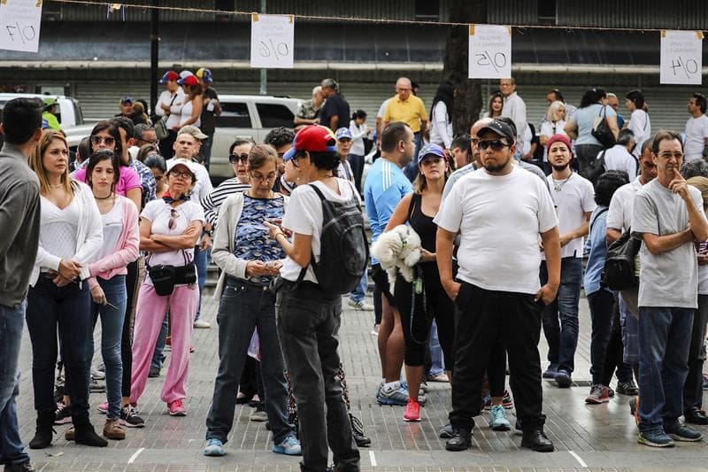 Los ciudadanos acudieron muy temprano a los centros instalados por la oposición, como si se tratase de una elección general.