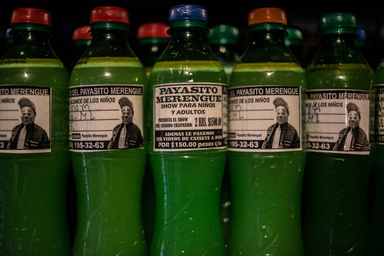 Su anhelo lo llevó a la frontera, donde comenzó a trabajar en una maquila, a promover sus servicios como payaso y, para compensar las temporadas de vacas flacas, su negocio alterno de perfumes de imitación.