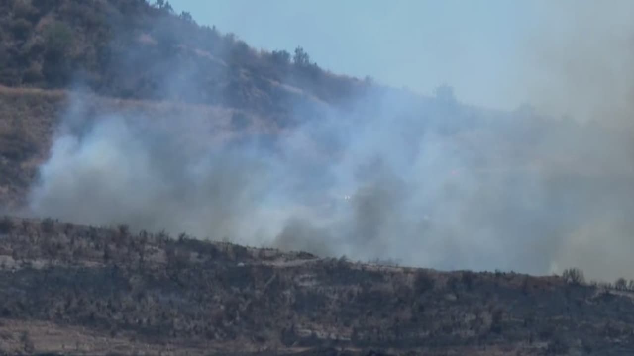 Incendio de maleza consume decenas de acres en Santa Clarita y provoca advertencias de evacuación