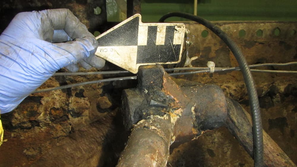 Otra vista de cómo se hallaron los restos humanos. Hasta hace poco, la concreción cubría completamente la estructura del submarino tanto por dentro como por fuera. Primero se limpió el exterior y en 2016 los científicos comenzaron a trabajar el interior. Esperan que una vez que el submarino esté completamente descubierto permita comprender mejor cómo es que desapareció.
<br>