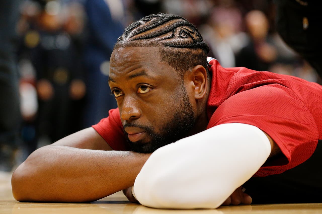 Dwyane Wade calienta antes del partido entre los Philadelphia 76ers y el Miami Heat en el American Airlines Arena de Miami.