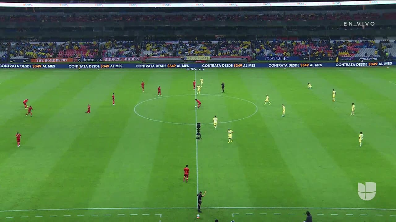 Arranca el partido y la pelota está en juego.