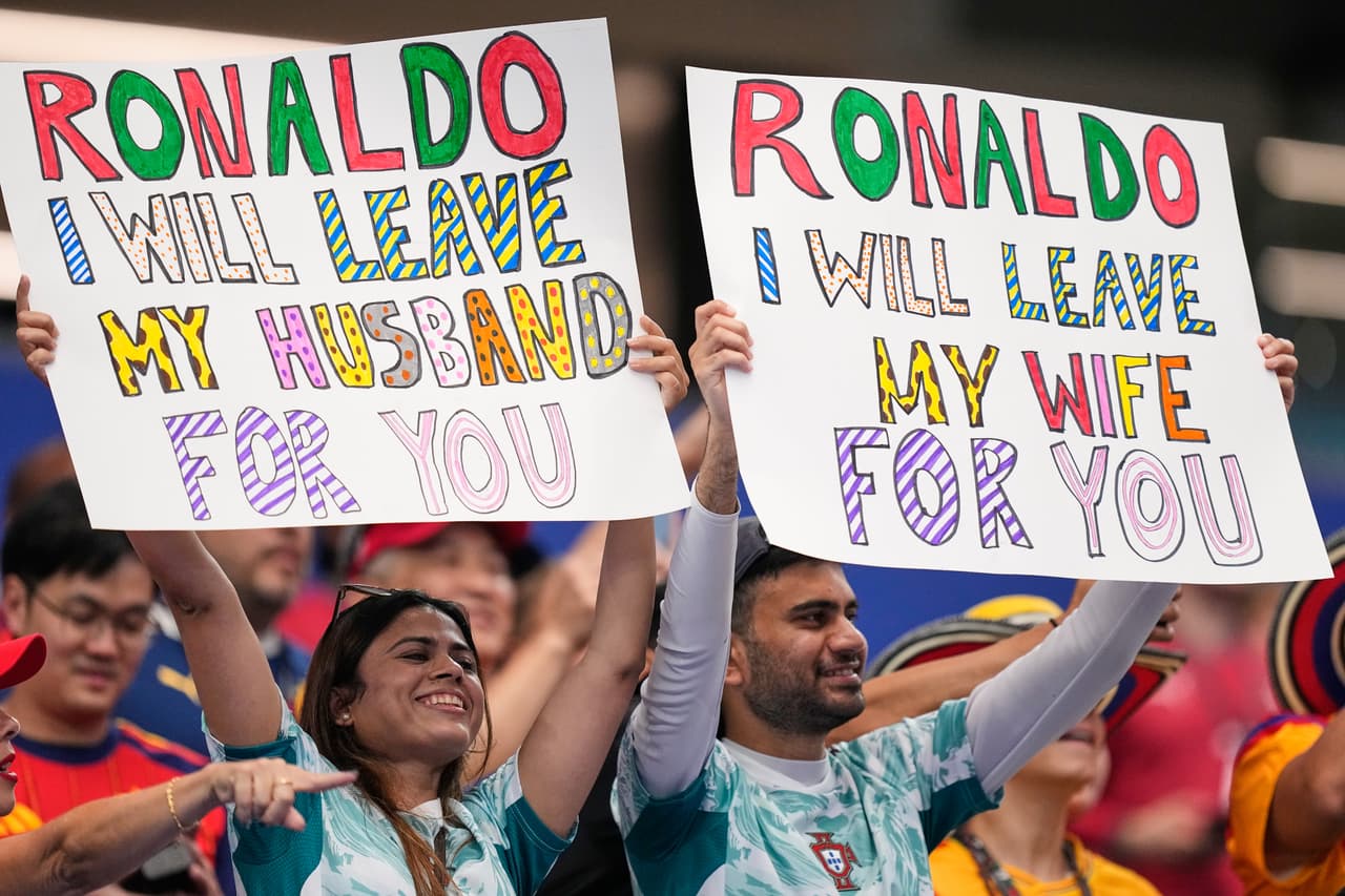 Unos aficionados sostienen pancartas antes del partido de octavos de final de la Copa del Mundo de fútbol entre España y Portugal en Arlington, Texas, cerca de Dallas, el lunes 6 de julio de 2026.