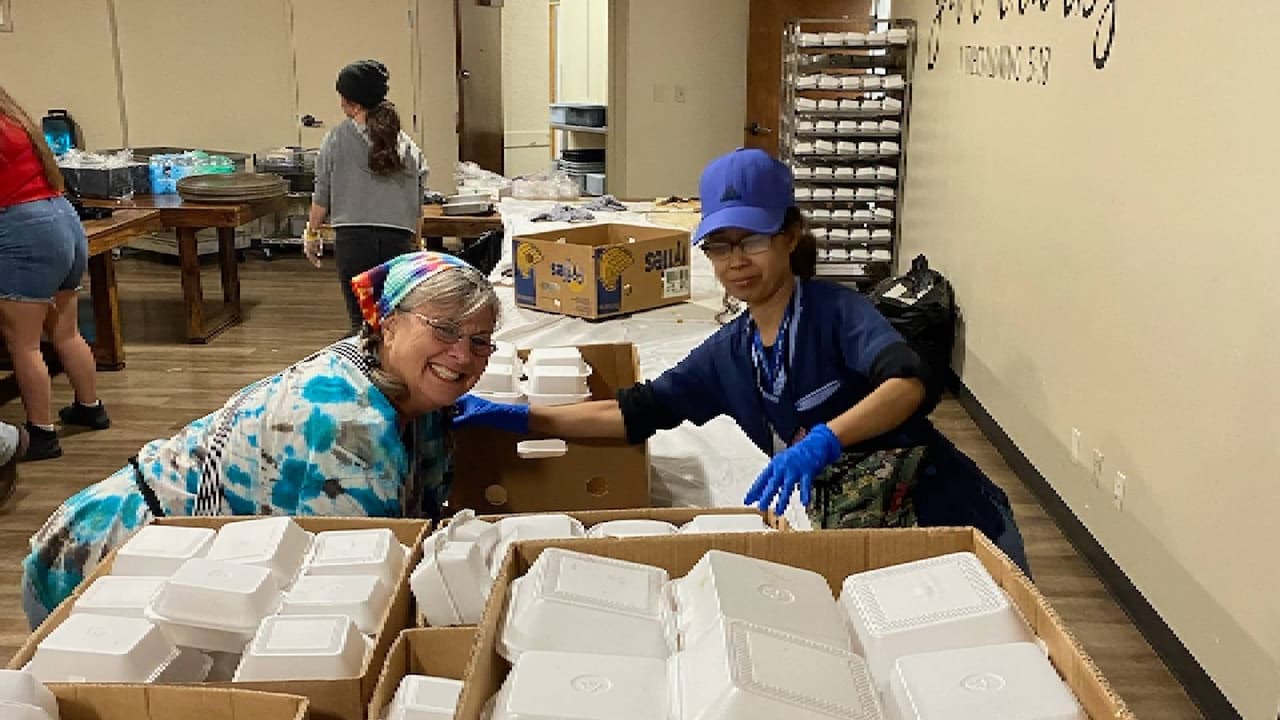 <b>Gospel Rescue Mission en Tucson</b>
<br>Gospel Rescue Mission se prepara para serviri miles de comidas completas por Acción de Gracias a aquellas personas que más lo necesitan. Será el
<b>miércoles 22 de noviembre de</b>
<b>11:00 a.m. a 2:00 p.m.</b> en H.S. Lopez Family Foundation Center of Opportunity, 4550 S. Palo Verde Road, Tucson.