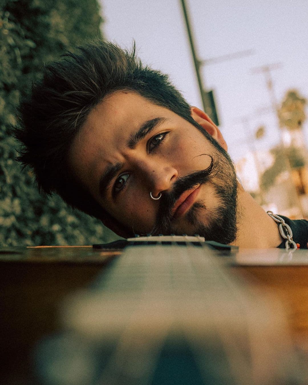 'De Pelos' fue creada para reconocer a los artistas del momento que establecen tendencias a través de sus estilos de cabello, y el cantante colombiano Camilo no podía faltar entre los nominados gracias a su peculiar bigote.