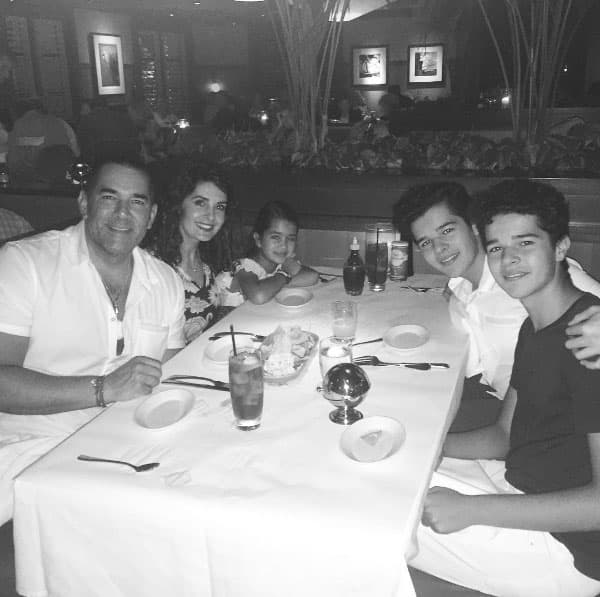 En las fotografías que
<b><a href="http://www.univision.com/temas/eduardo-santamarina">Santamarina</a></b> comparte en sus redes sociales se refleja la armonía que hay en su familia.