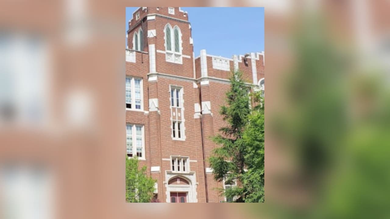 <b>Lo que dice la escuela:</b>
<br>“Sabemos que eventos como estos causan una ansiedad tremenda sobre la seguridad de todos los estudiantes. Por favor, sepa que en este momento, más allá de ser estudiantes de Amundsen, 
<b>no hay indicios de que esta desaparición tenga alguna conexión directa con nuestra escuela u otros estudiantes de Amundsen</b>”, aclaró la directora del centro escolar, Anna Pavichevich, en un comunicado.