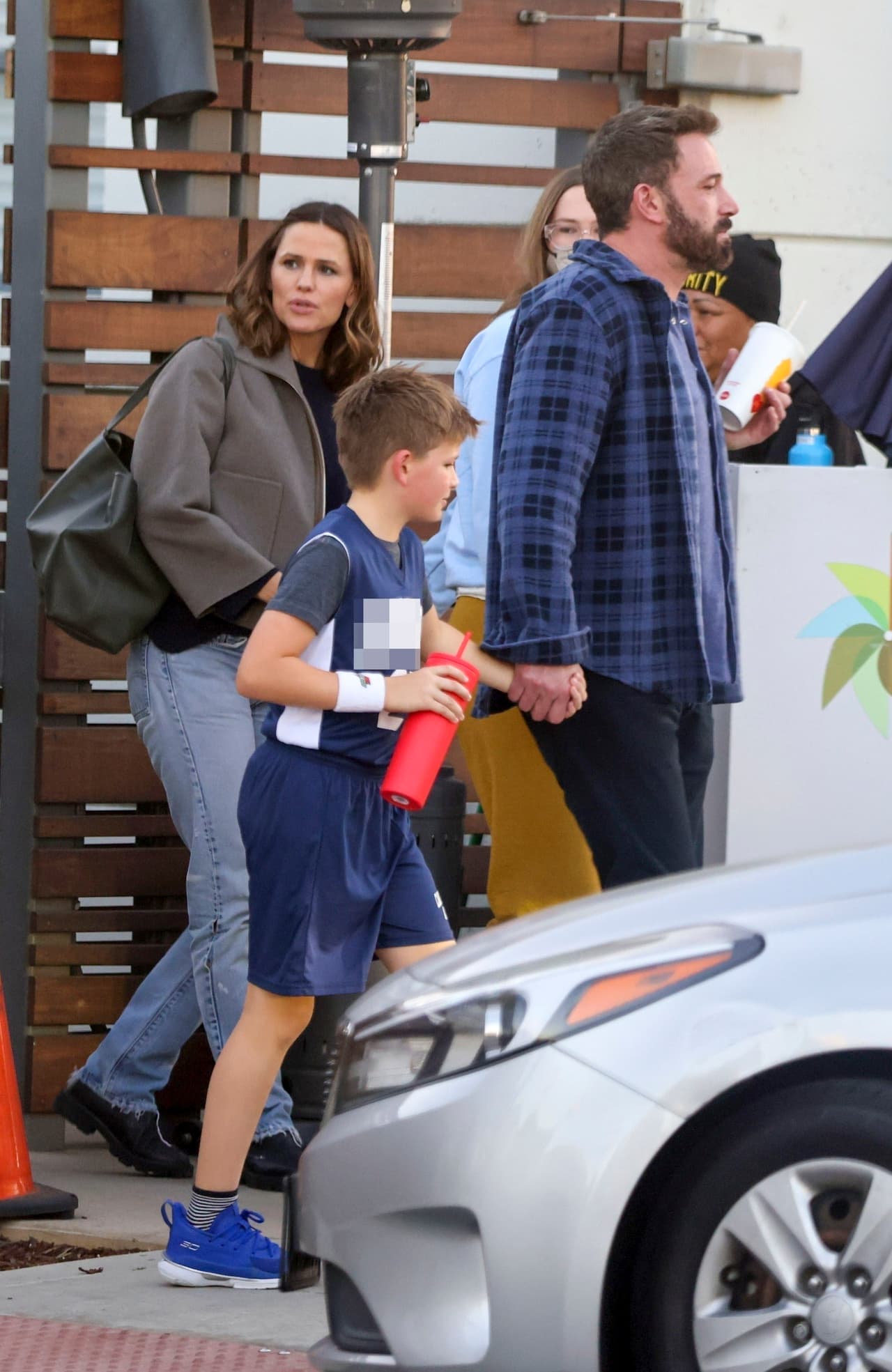 El actor de 50 años apareció sin JLo al lado de Jennifer Garner en estas fotos capturadas por los paparazzi. 
<br>