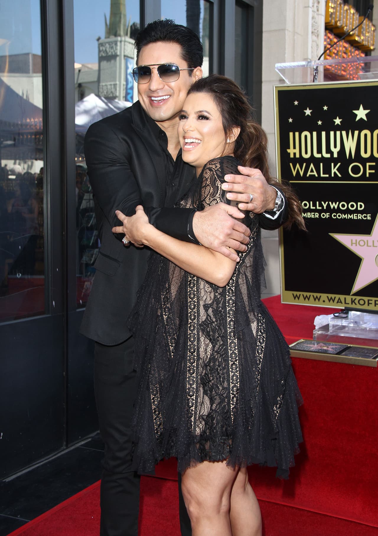 Mario López fue uno de los múltiples famosos que sacaron tiempo el lunes para celebrar con su amiga y compañera de luchas.