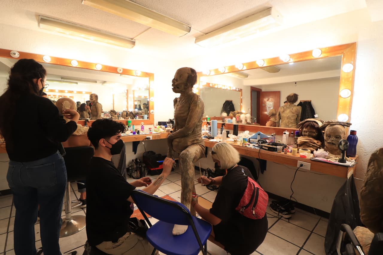 Maquillar a las momias duraba horas y requería de un grupo de especialistas por cada una de ellas.