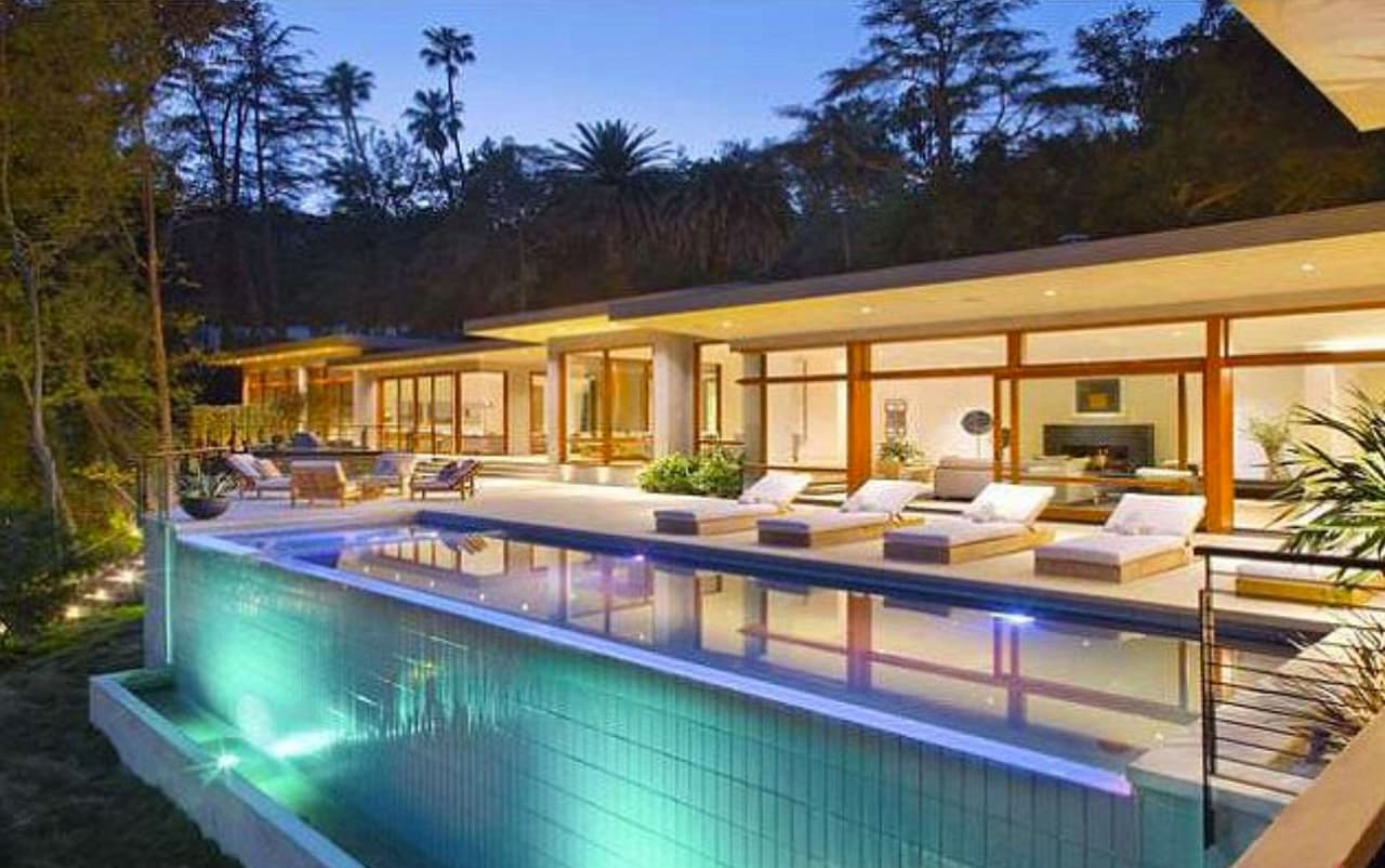 Ricky se hizo de esta hermosa mansión en el exclusivo barrio de Beverly Crest que dicen que le costó 13.5 millones de dólares.