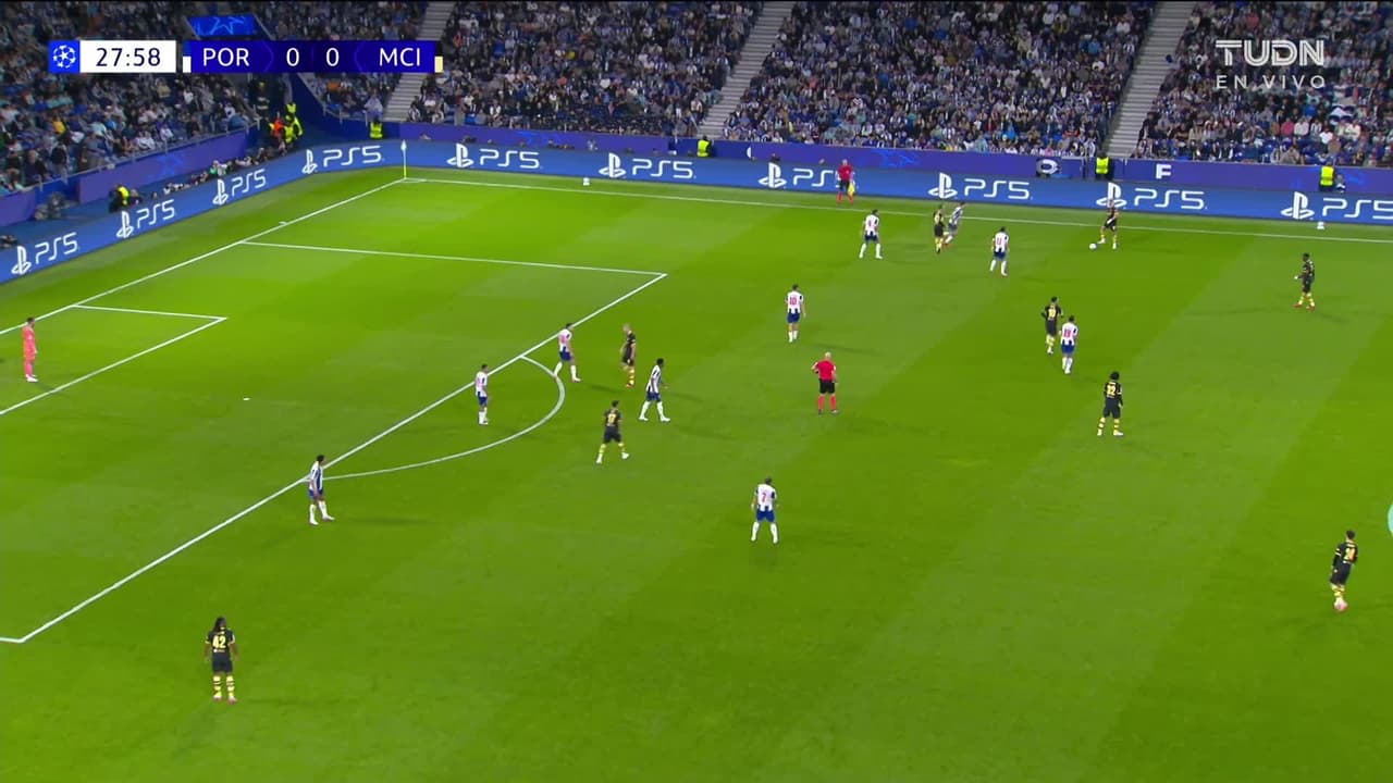¡TIRO ATAJADO! disparo por Phil Foden.