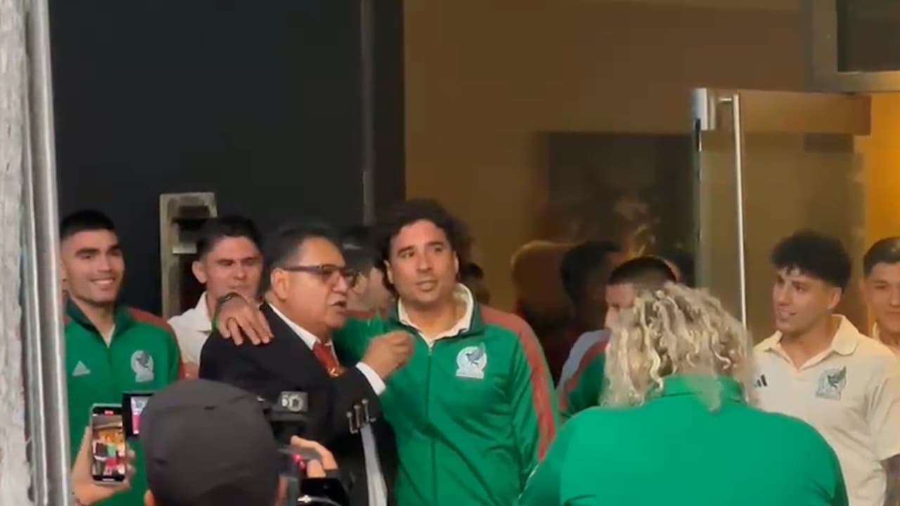 Mañanitas a Ochoa y palomazo de Israel Reyes en serenata al Tri