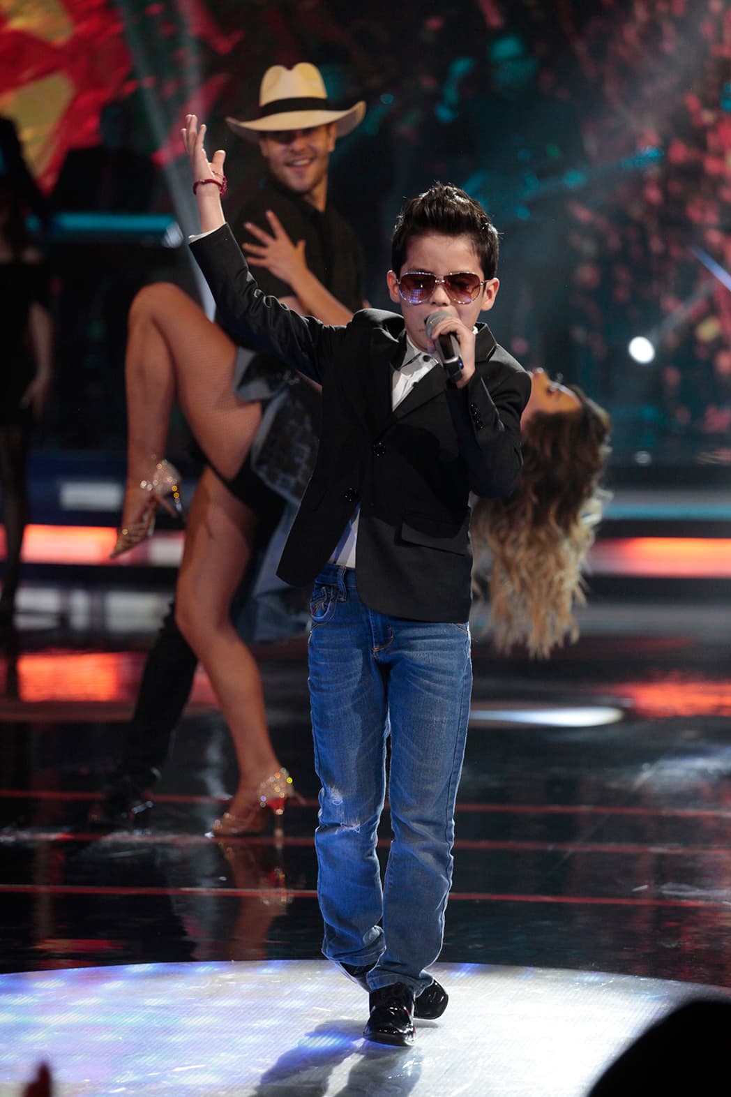 Es cuando el público menos lo imagina que Albertano aparece en el escenario para entretenerlo. En la quinta gala, Kevin, el cantante del escuadrón 'Beba y sus Yolotzin', debió interpretar un tema de Marc Anthony. No solo tenía que deleitar a la audiencia con su voz, también con su baile y su encanto.