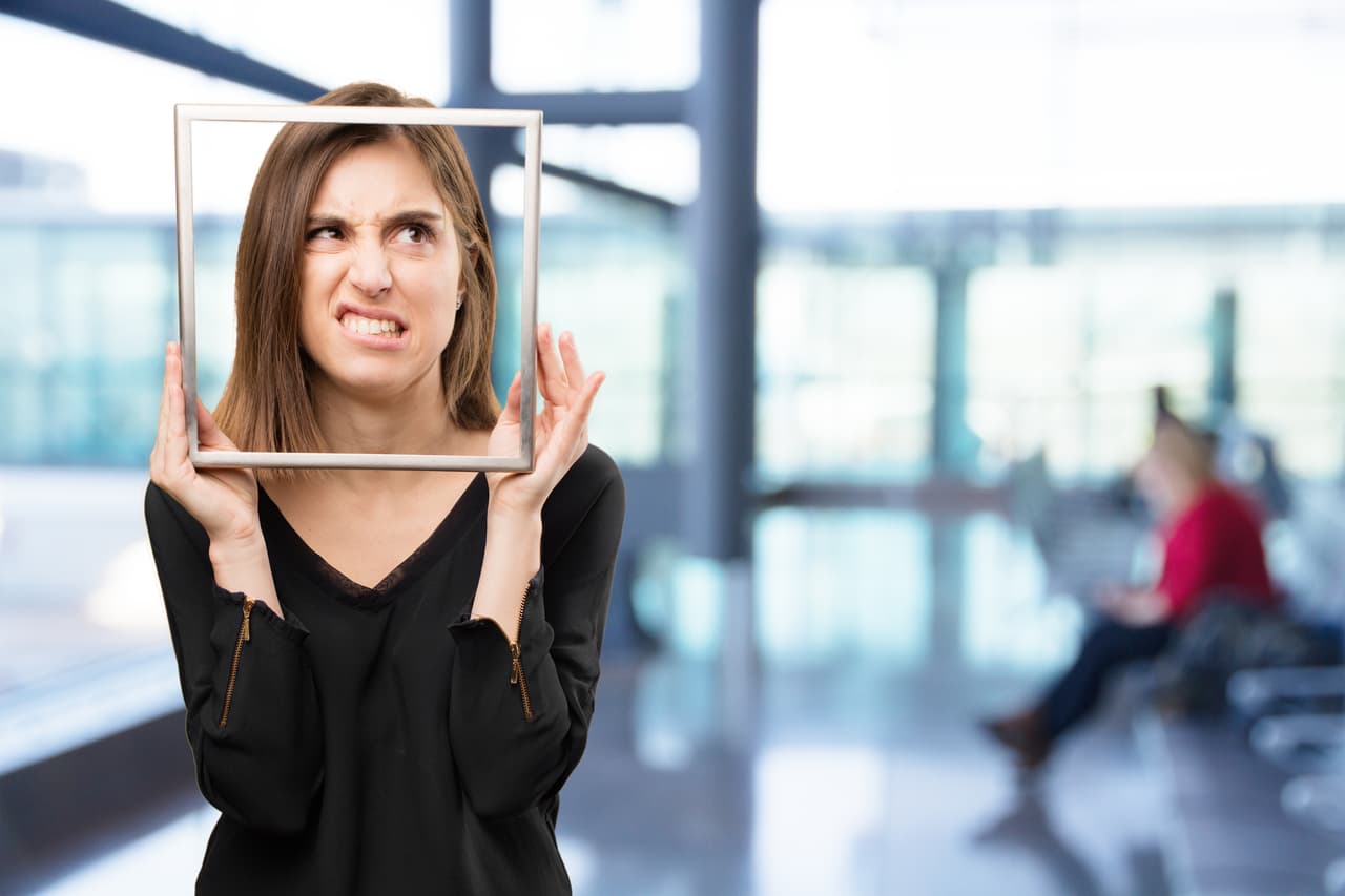 <b>Negarte a responder preguntas</b>
<br>Cuando estás en un aeropuerto tienes que estar alerta y atender los cuestionamientos de las autoridades, quienes no están jugando en ningún momento, así también con el personal de la aerolínea. Aunque a veces puede resultar incómodo u obvio la pregunta que realicen, se tiene que dar una respuesta.