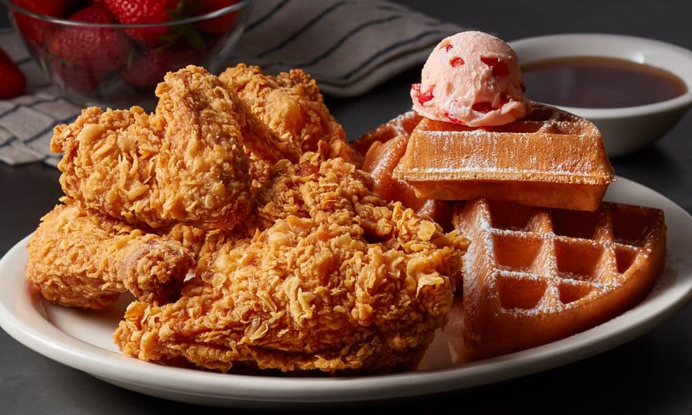 <b>Metro Diner</b>
<br>Dirección: 6325 Falls Of Neuse Rd Ste 73 Raleigh, NC 27615
<br>Teléfono: (833) 222-7401
<br>Sitio web: 
<a href="http://www.MetroDiner.com">http://www.MetroDiner.com</a> 
<br>
<b><a href="https://www.yelp.com/map/metro-diner-raleigh-4">Cómo llegar</a></b>
<br>
<br>Sus dueños dicen: “Metro Diner ofrece clásicos conocidos, como pollo frito y waffle: medio pollo frito y un waffle belga cubiertos con mantequilla dulce de fresa y servidos con nuestra exclusiva salsa dulce y picante”.