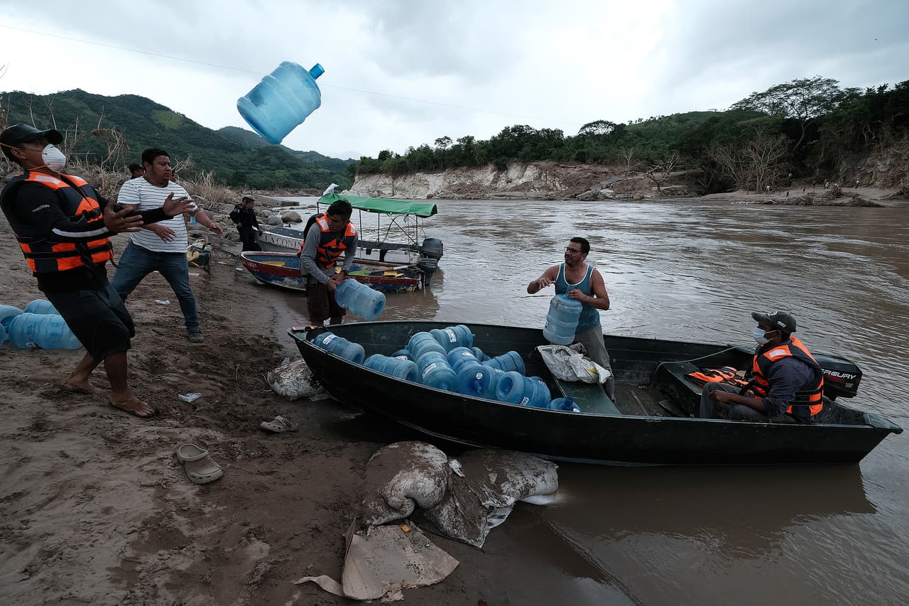 Habitantes de la colonia de San Rafael, en Honduras, se preparan para evacuar la comunidad a través del río Ulua, antes de que el huracán Iota impacte en la zona.