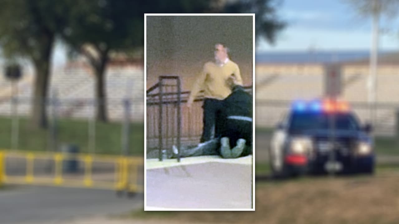 Una fotografía revela como algunas personas asisten a uno de los estudiantes heridos.