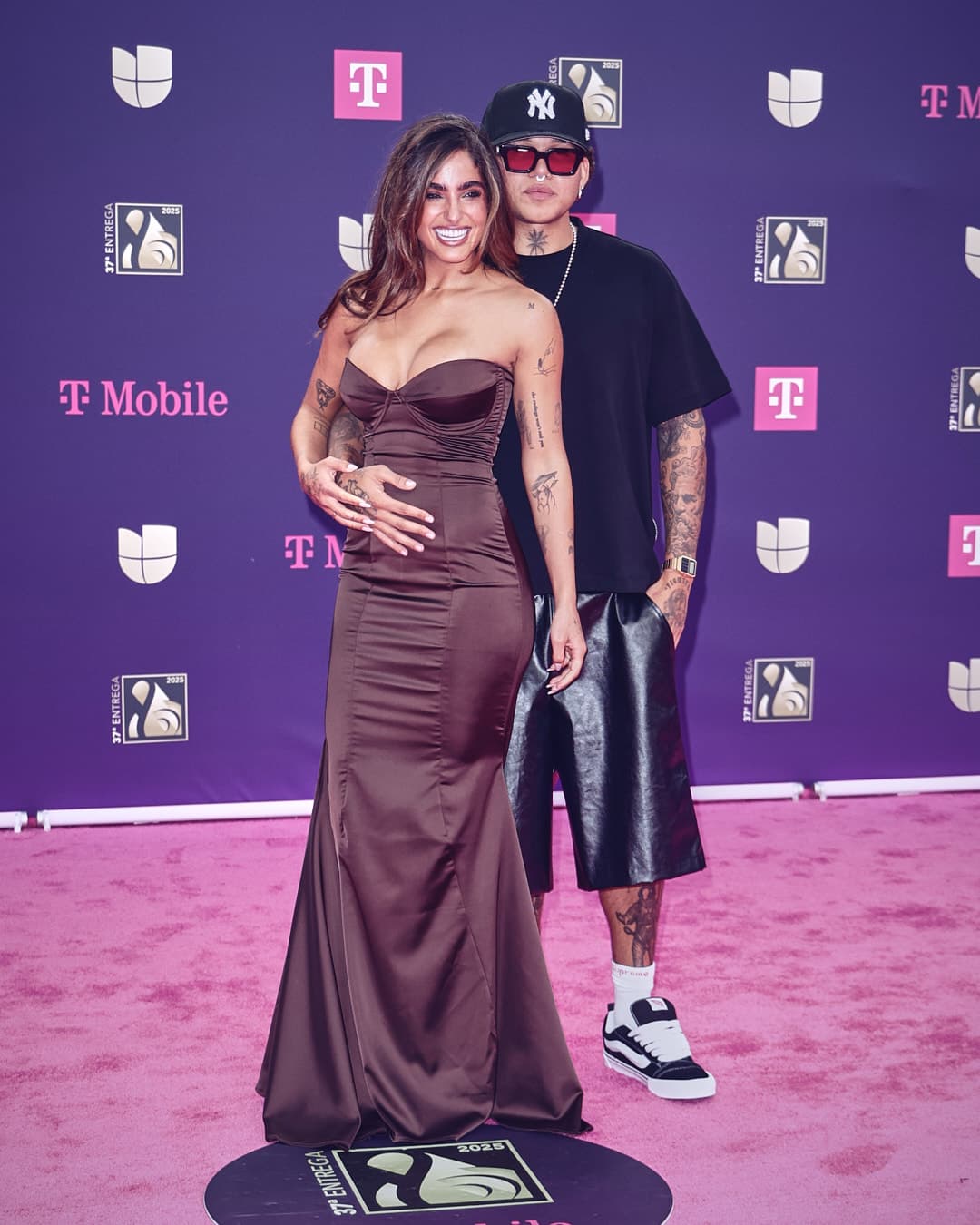 <b>Isabella Ladera</b> y el cantante 
<b>Beéle</b> contrastaron con sus 'outfits'.