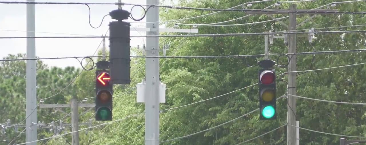 Residentes y comerciantes se quejan del tráfico en una intersección: “es culpa del semáforo”