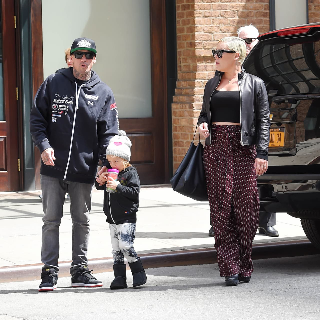 Willow Sage Hart: la más cool. La hija de la cantante Pink tiene 4 años y es dueña de un estilo imbatible. Heredera del look rebelde y rocker de su mamá, usa mucho denim, y prendas con dibujos o apliques. Si tu niña detesta los vestidos, opta por este estilo informal, muy in.