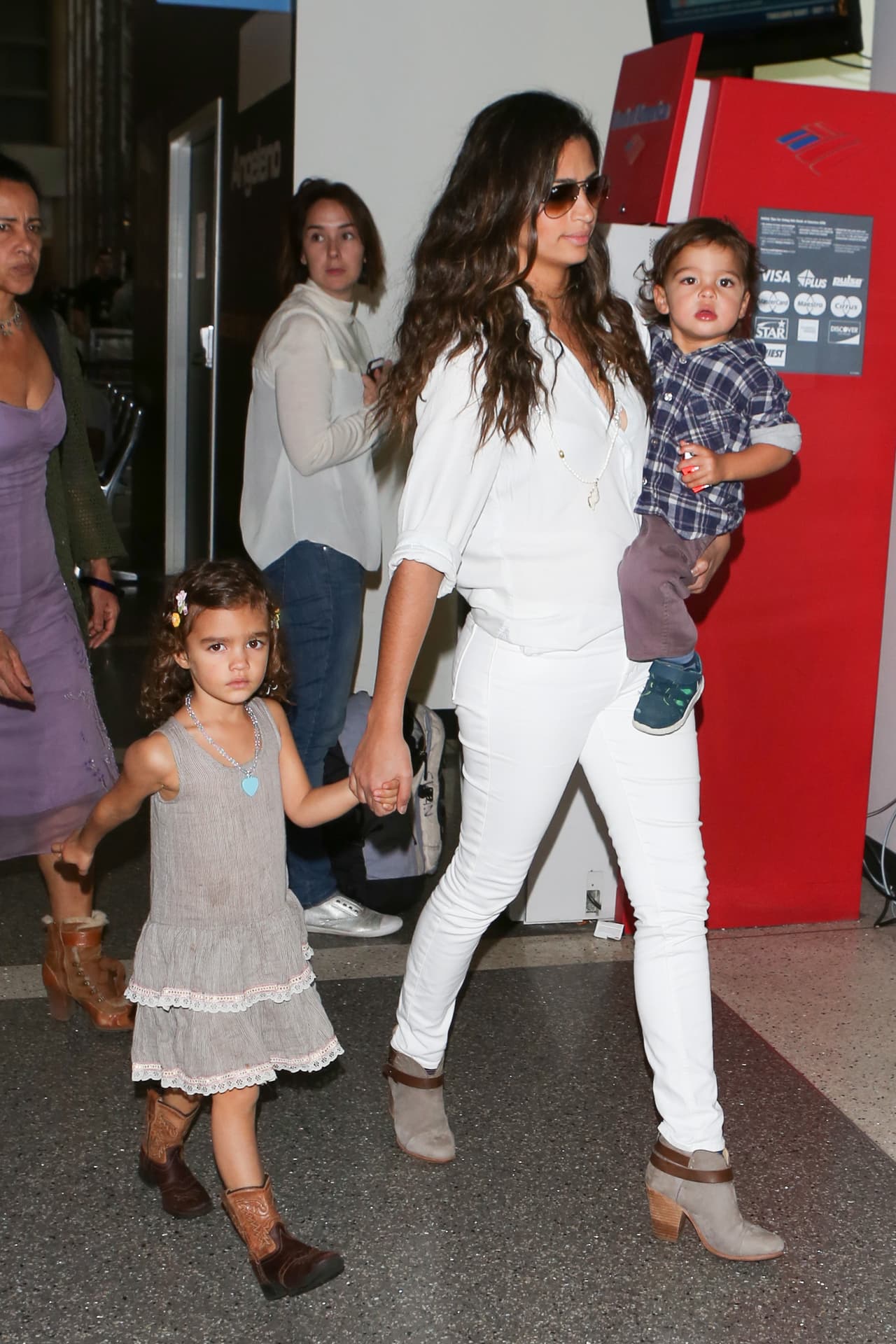 Vida McConaughey: look bohemio. Con tan solo 5 años, se perfila como una futura trendsetter. Ya sea acompañando a sus papás a un evento o paseando con ellos, siempre luce chic. Como Vida, anímate a probar un estilo romántico para tu hija.