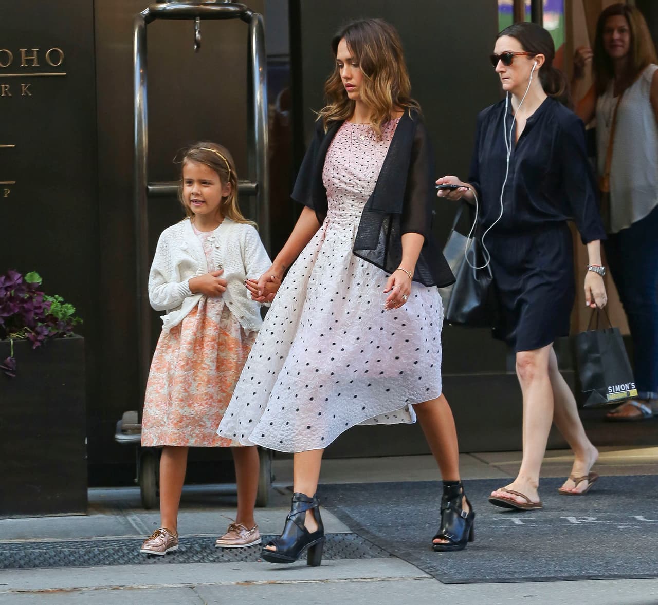Conseguir el estilo es muy fácil: prendas rosas o en colores pasteles ¡y ropa girly! No olvides colocarle un pasador con una flor en el cabello.