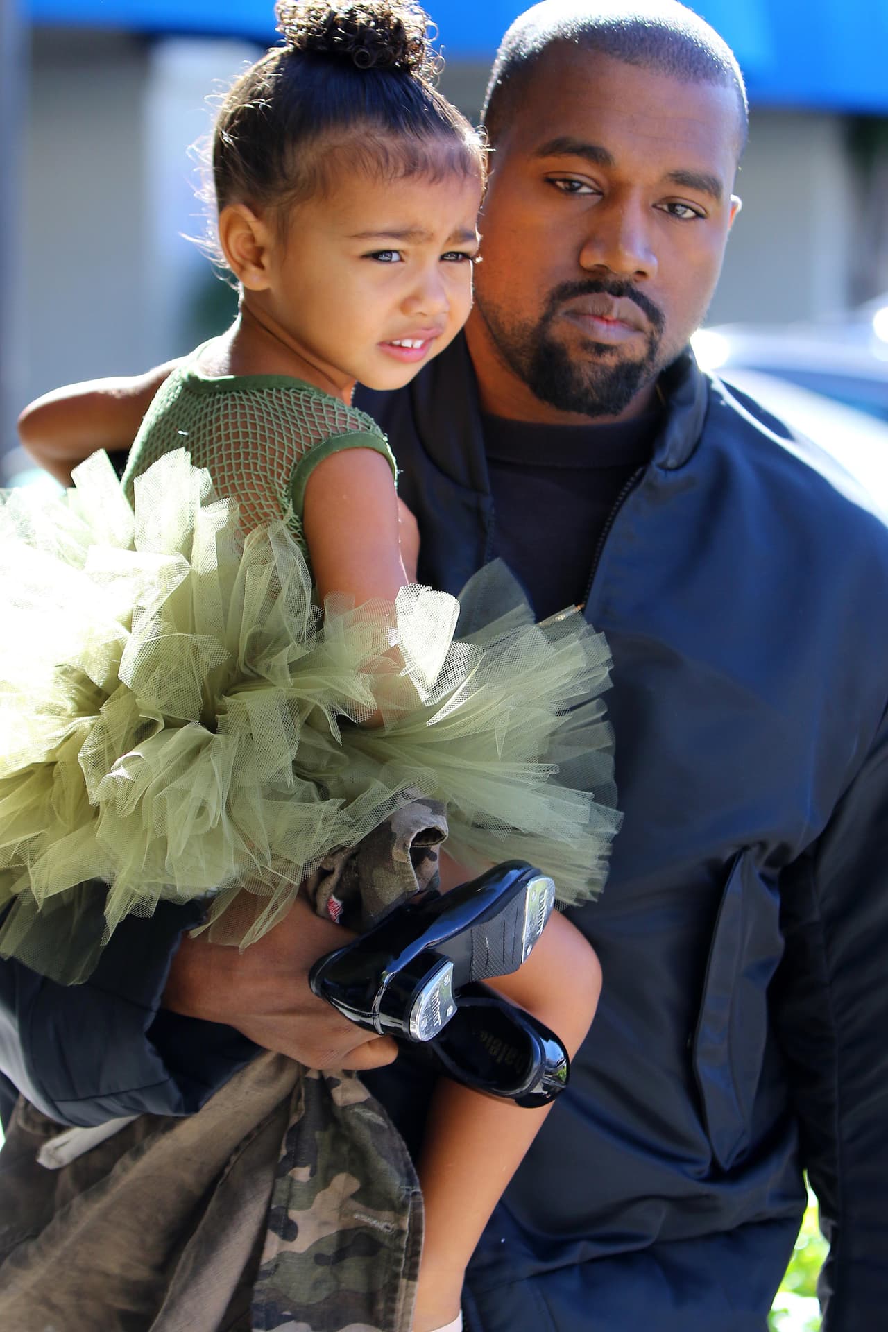 North West: de tal palo… Combina prendas de distintos estilos y luce súper fashion como sus padres, Kim Kardashian y Kanye West. Esta temporada, anímate al camuflado para tu niña. Este print no puede faltar en su guardarropa para que luzca muy trendy.