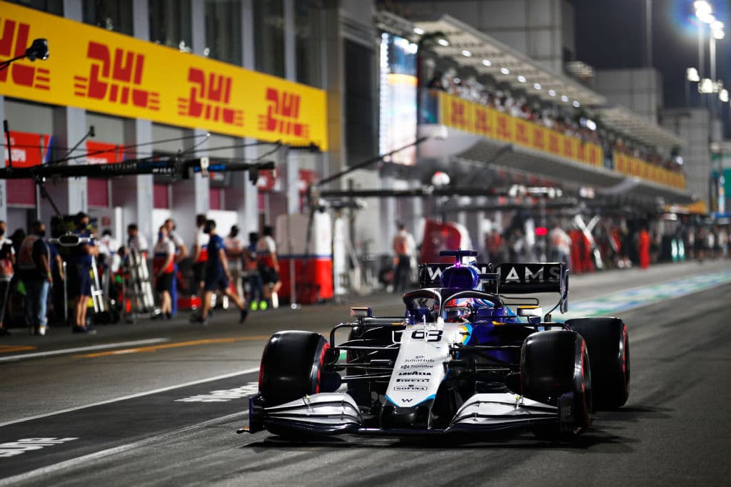 El piloto mexicano Sergio Pérez, quien había quedado octavo en los entrenamientos libres del viernes, saldrá desde la décimo primera posición del Gran Premio de Qatar luego de que no logró clasificar a la Q3.El siete veces campeón del mundo inglés Lewis Hamilton, de Mercedes, arrancará primero en el debutante Gran Premio de Qatar, el vigésimo y antepenúltimo del Mundial de Fórmula Uno, tras haber dominado este sábado la calificación disputada en el circuito de Losail.