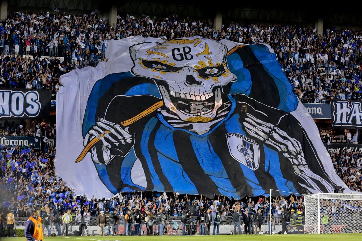 Esta afición queretana también suele mostrar mantas significativas para ellos o para su equipo.