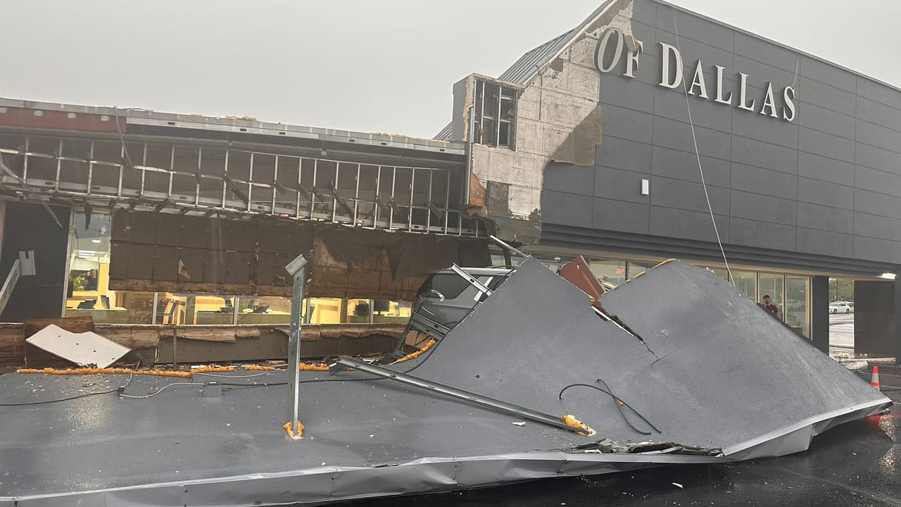 En Irving, el techo y estructura de un negocio de venta de autos también colapsó y dañó algunos vehículos.