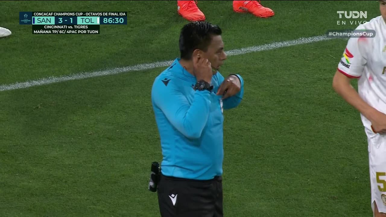 ¡Tarjeta Roja! Manu Duah recibe la segunda amarilla y se va del juego.