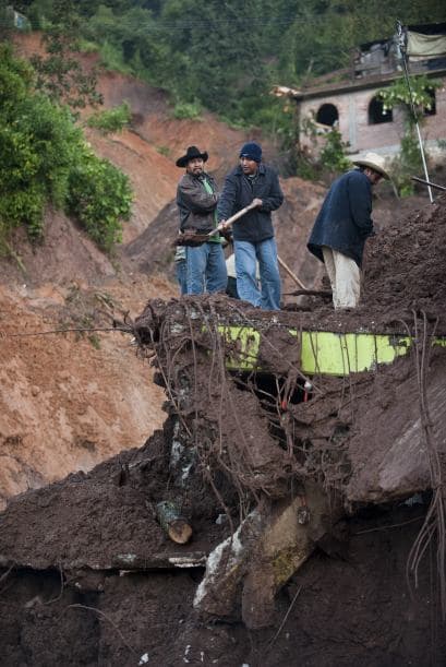 Las autoridades no sólo tuvieron dificultades para establecer un balance sobre lo ocurrido sino también para enviar los cuerpos de socorro, pues la única vía que comunica con Santa María Tlahuitoltepec quedó cortada por varios derrumbes.