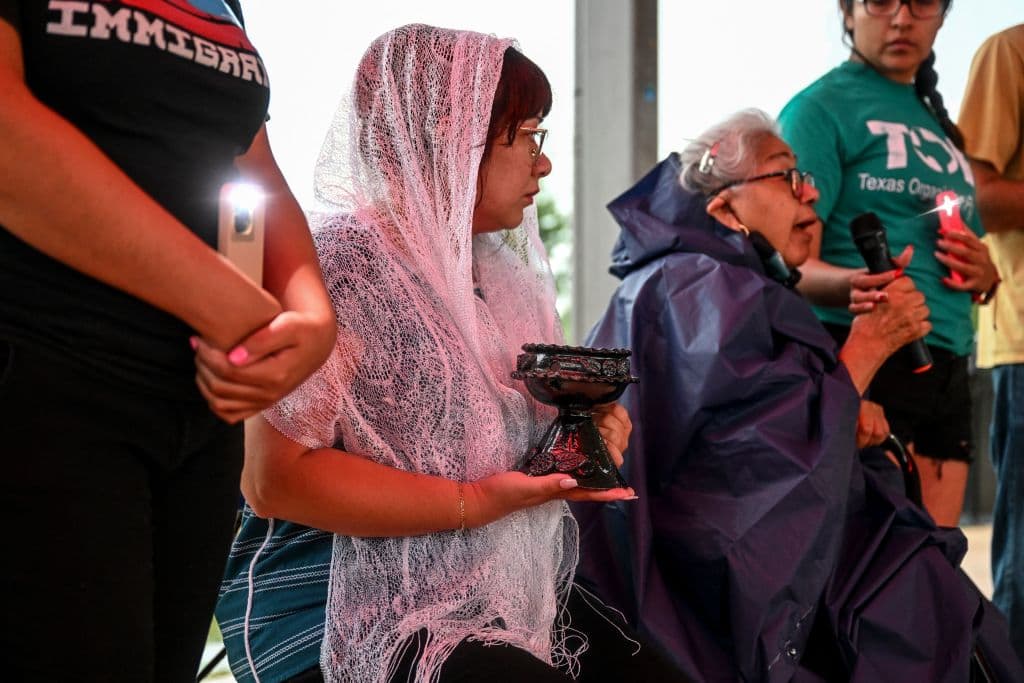 El alrededor de medio centenar de vecinos de San Antonio que participó en la vigilia expresó su tristeza y rabia por la muerte de 51 migrantes encontrados abandonados en el contenedor de un camión bajo el calor abrasador del verano en Texas.