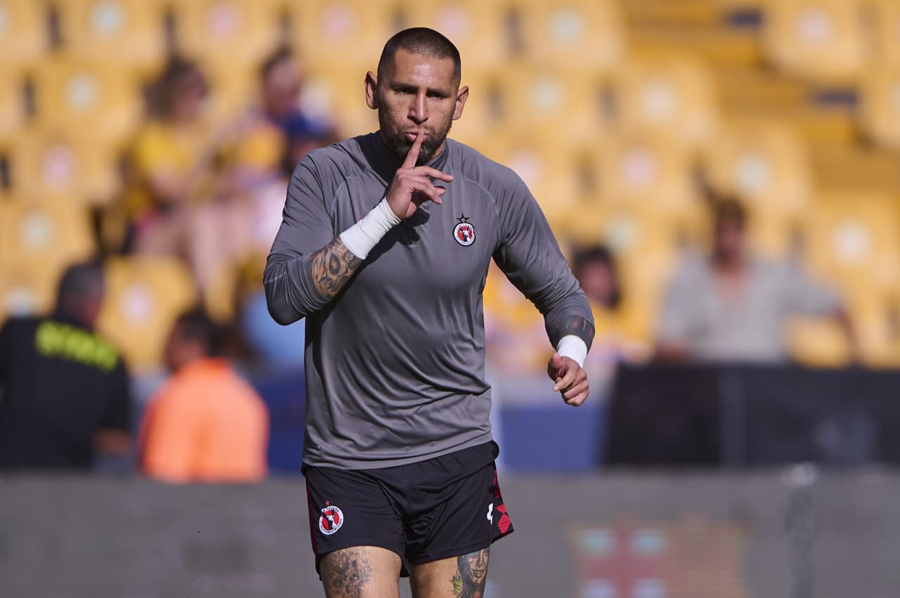 La gente del Volcán no le perdona al arquero su pasado en Rayados.