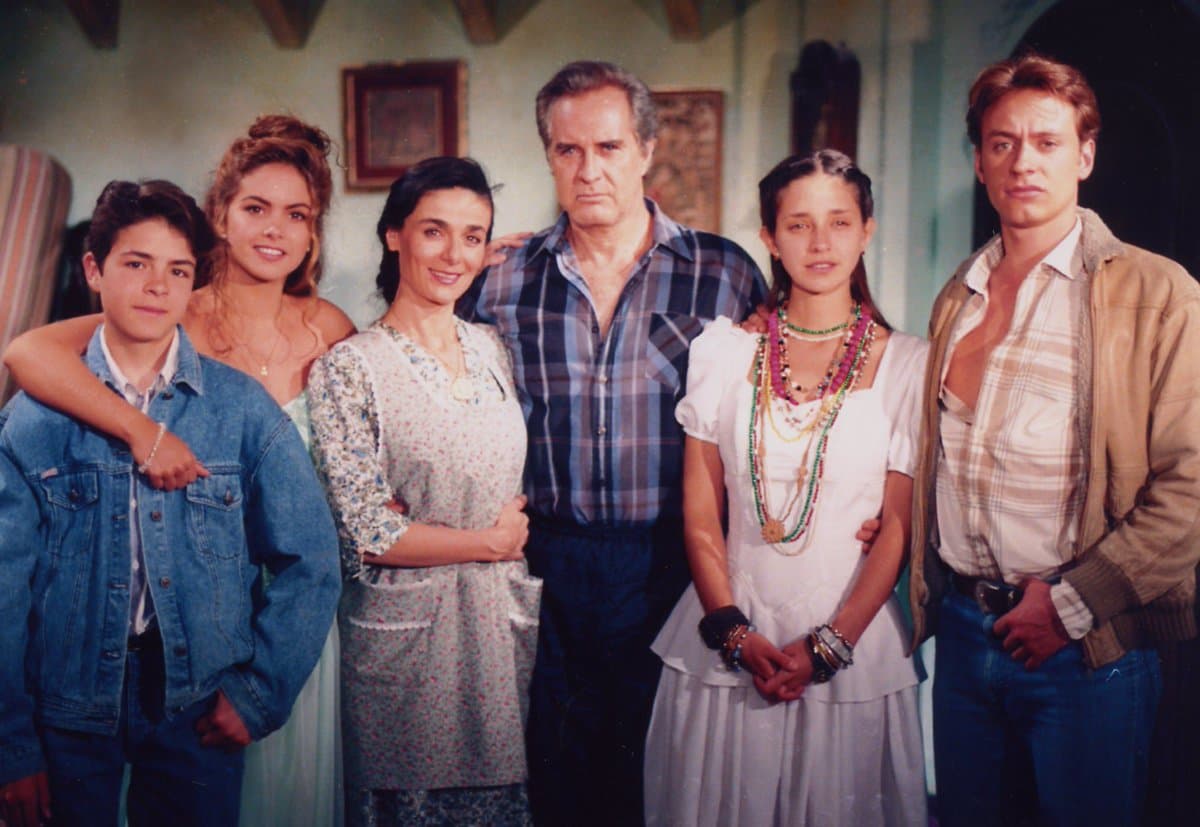 La familia 'Santos' la conformaban los actores 
<b>José María Torre</b>, 
<b>Nuria Bages</b>, 
<b>Rogelio Guerra</b>, 
<b><a href="http://www.univision.com/temas/claudia-ramirez">Claudia Ramírez</a> </b>y 
<b><a href="http://www.univision.com/temas/lucero">Lucero</a></b>.