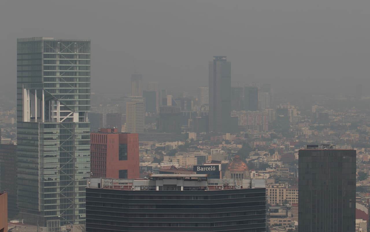 Vista general de la fuerte contaminación en Ciudad de México. Este lunes cumple cuatro días con elevados niveles de contaminación atmosférica asociada con numerosos incendios.
